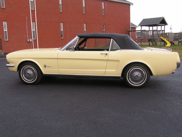 1966 Ford Mustang (SPRINGTIME YELLOW/Black)