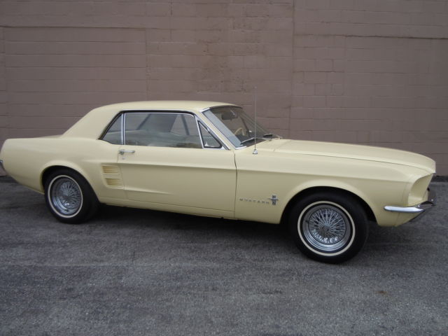 1967 Ford Mustang (Springtime Yellow/Parchment)