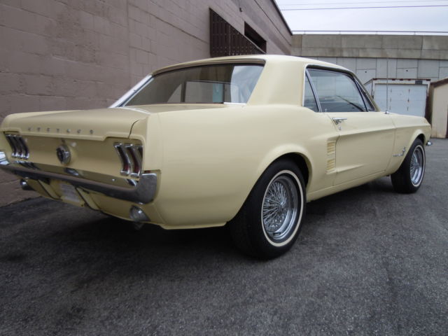 1967 Ford Mustang (Springtime Yellow/Parchment)