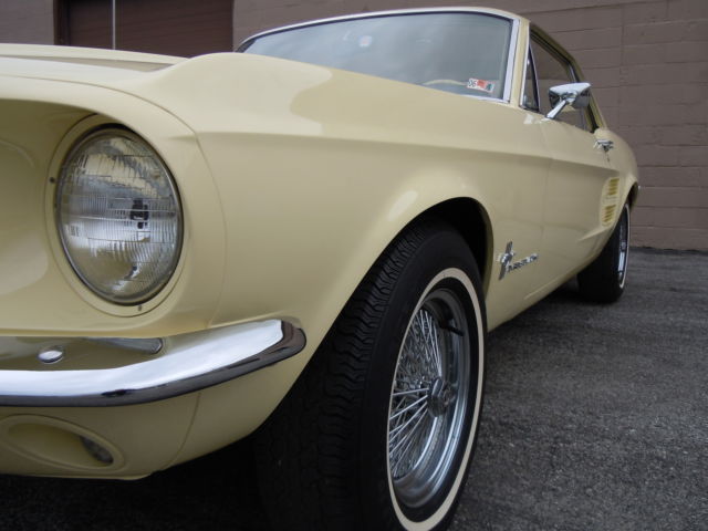 1967 Ford Mustang (Springtime Yellow/Parchment)