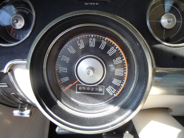 1967 Ford Mustang (Springtime Yellow/Parchment)