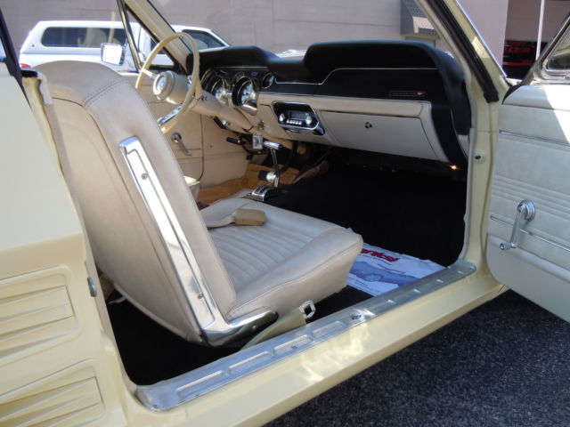 1967 Ford Mustang (Springtime Yellow/Parchment)