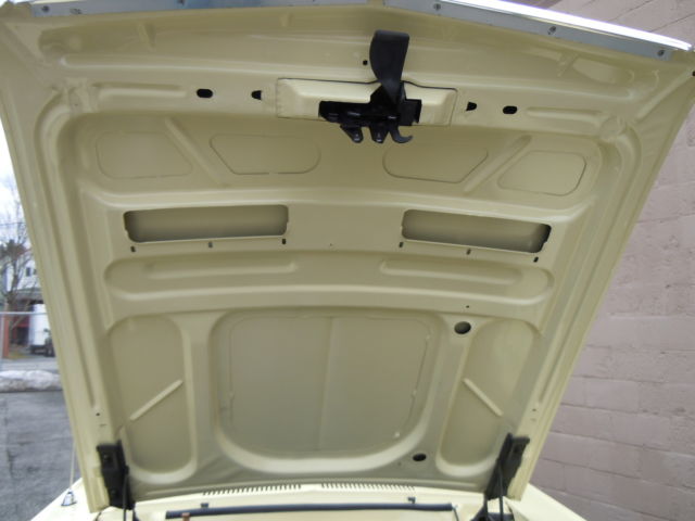 1967 Ford Mustang (Springtime Yellow/Parchment)