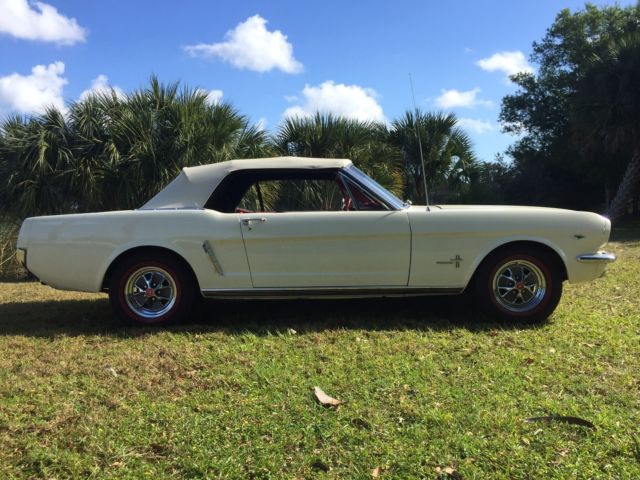 1965 Ford Mustang (White/Red)