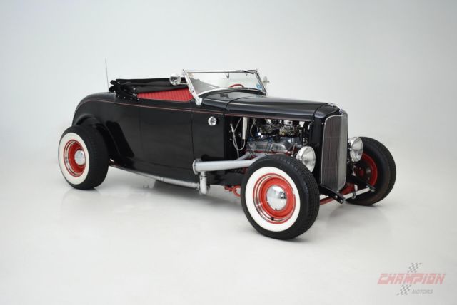 1932 Ford DEUCE HOT ROD CONVERTIBLE (Black/Red)
