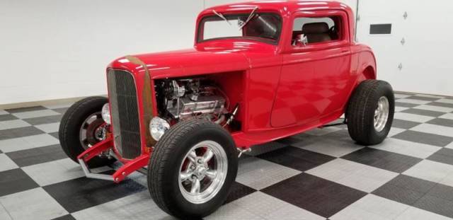 1932 Ford Tudor (Red/Beige)