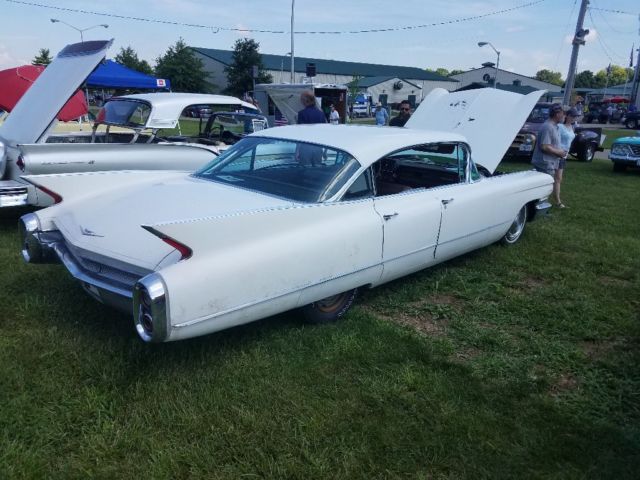 1960 Cadillac Series 62 (White/Brown)