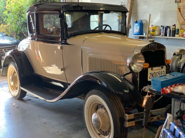 1930 Ford Model A (Tan and Black/Golden Brown)