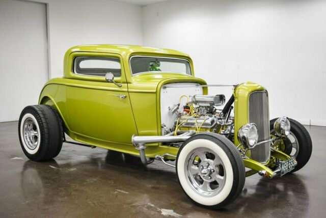 1932 Ford Coupe (Green/White)