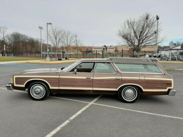 1973 Ford Country Squire (Brown/Brown)
