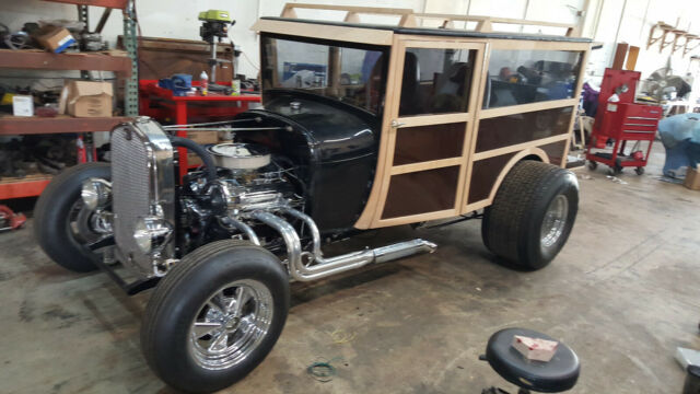 1928 Ford Model A (Black cowling with wood box./Brown)