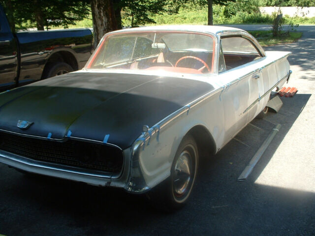 1960 Ford Galaxie (White/Red)
